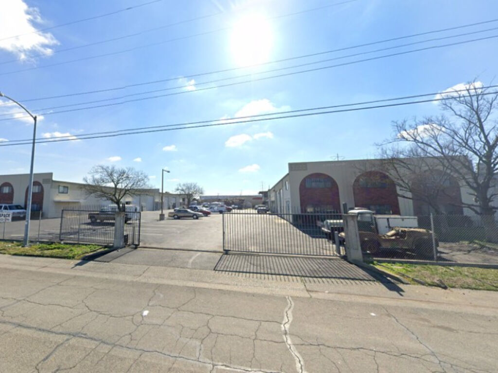 3220 51st Ave - Photo 2