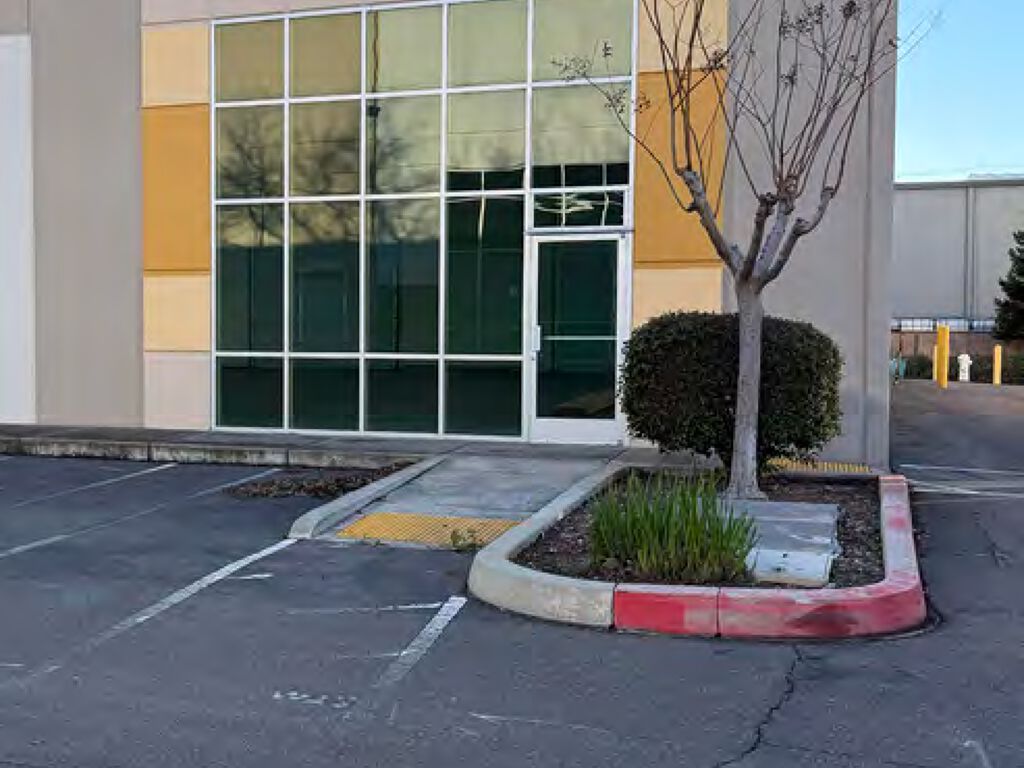 4011 N. Freeway Boulevard - Photo 8
