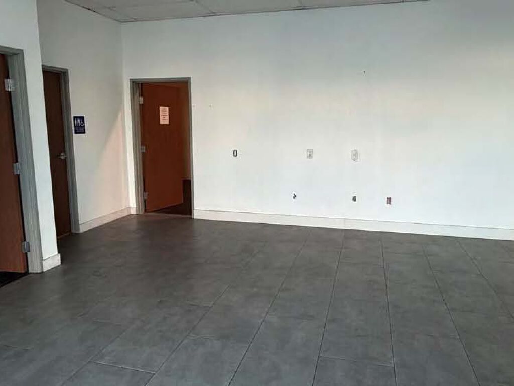 4017 N Freeway Blvd - Photo 2