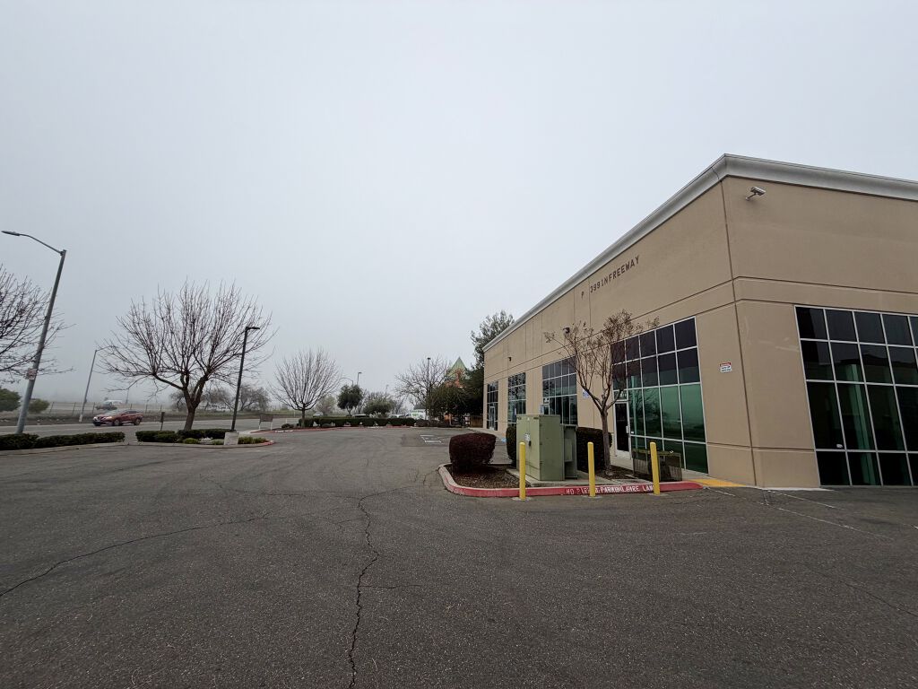4221 N Freeway Blvd - Photo 2