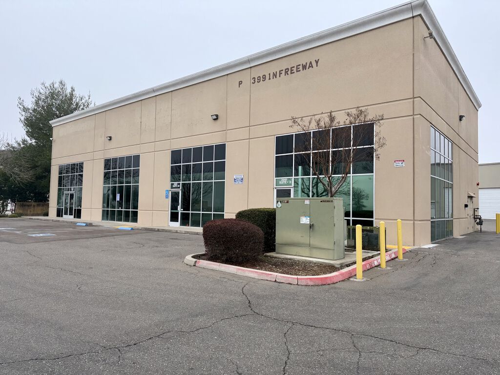 4221 N Freeway Blvd - Photo 3